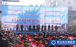 【中国新闻网】四川结石病医院结石展引爆大竹 好评如潮！(图1)