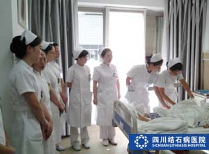 我院护理技术骨干集体查房(图2)