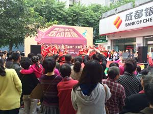 华西都市报坝坝舞火热进行中 四川结石病医院结石展遭围观(图1)