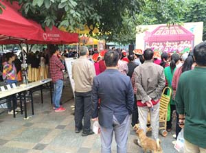 华西都市报坝坝舞火热进行中 四川结石病医院结石展遭围观(图2)